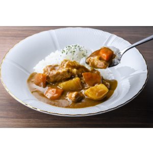 画像: A mom（マム）野菜ごろごろのポークカレー　200g×3袋　【常温】　※冷凍品と同時購入 不可※
